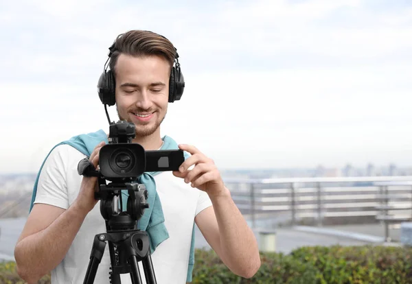 Videomanager Met Camera Werkt Straat Ruimte Voor Tekst — Stockfoto