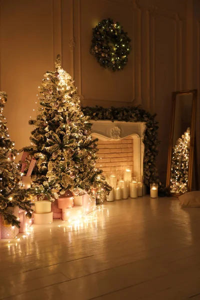 Güzel Noel Ağaçlarıyla Dolu Şenlik Odası — Stok fotoğraf