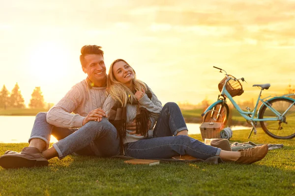 Glückliches Junges Paar Beim Gemeinsamen Picknick Freien — Stockfoto