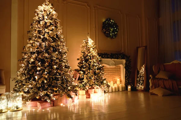 Interior Quarto Festivo Com Belas Árvores Natal — Fotografia de Stock
