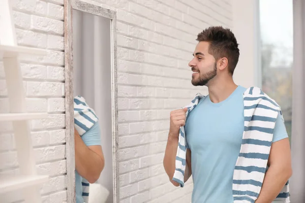 Genç Adam Evinde Büyük Bir Aynada Kendine Bakıyor — Stok fotoğraf