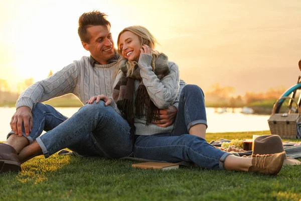 Glückliches Junges Paar Beim Gemeinsamen Picknick Freien — Stockfoto