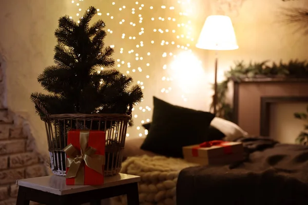 お祝いの部屋のインテリアの小さなモミやクリスマスプレゼント — ストック写真