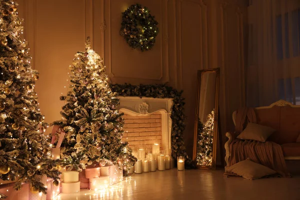 Feestelijke Ruimte Interieur Met Prachtige Kerstbomen — Stockfoto