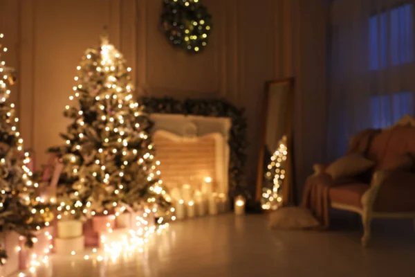 Verschwommener Blick Auf Festliche Raumgestaltung Mit Weihnachtsbäumen — Stockfoto