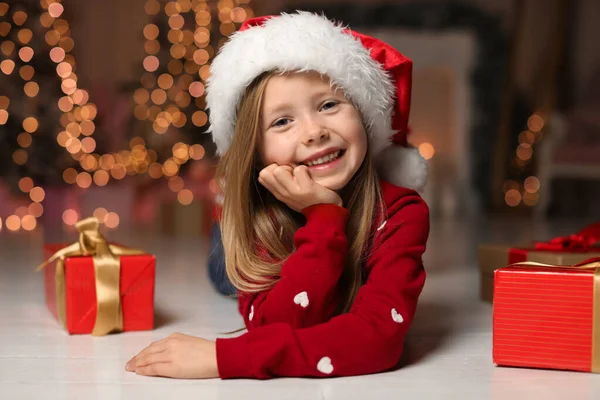 Schattig klein kind met kerstcadeaus thuis — Stockfoto