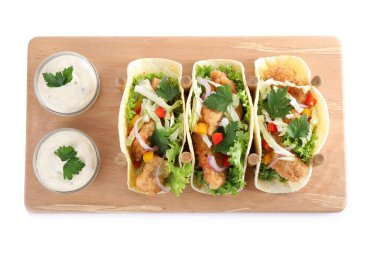 Sos soslu leziz balıklı taco.