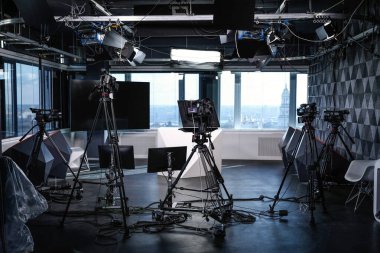 Profesyonel kameralı modern video kayıt stüdyosu
