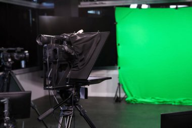 Profesyonel ekipmanlı modern video kayıt stüdyosu, kameraya odaklan