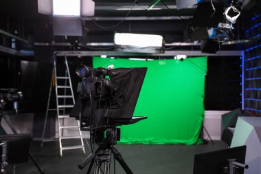 Profesyonel ekipmanlı modern video kayıt stüdyosu, kameraya odaklan