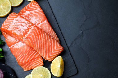 Siyah masada limonlu taze çiğ somon balığı manzarası.