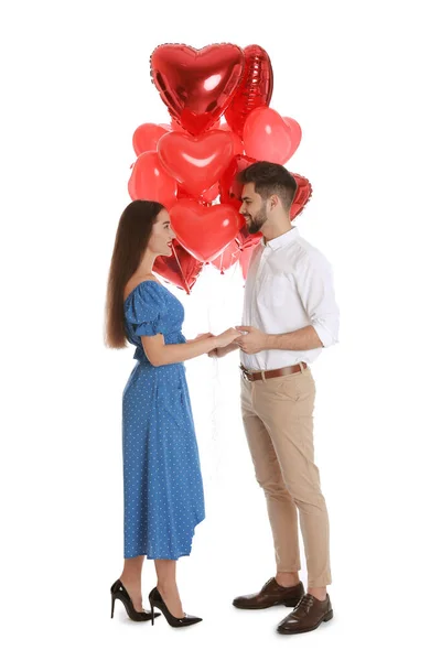 Kalp Şeklinde Balonları Olan Mutlu Genç Çift Beyazın Üzerinde Izole — Stok fotoğraf