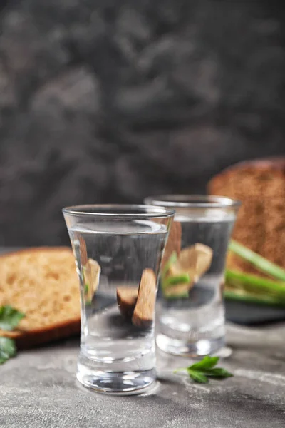 Vodka Russa Fria Com Lanches Mesa Cinza Close — Fotografia de Stock