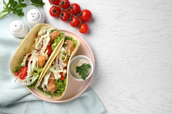 Délicieux Tacos Poisson Servis Sur Une Table Bois Blanc Plat — Photo