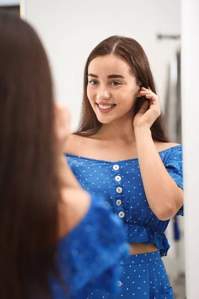 Hermosa Mujer Joven Mirándose Misma Espejo Grande Interior — Foto de Stock