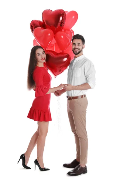 快乐的年轻夫妇与心形气球隔离在白色 情人节庆祝活动 — 图库照片