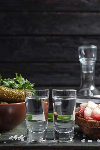 Kalter Russischer Wodka Mit Snacks Auf Dem Tisch — Stockfoto