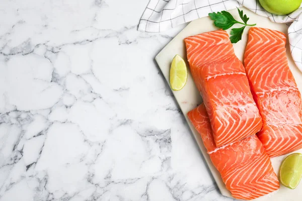Vista superior de salmão cru fresco com limão e salsa em marb branco — Fotografia de Stock