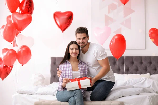 Jovem Casal Feliz Quarto Decorado Com Balões Forma Coração Celebração — Fotografia de Stock