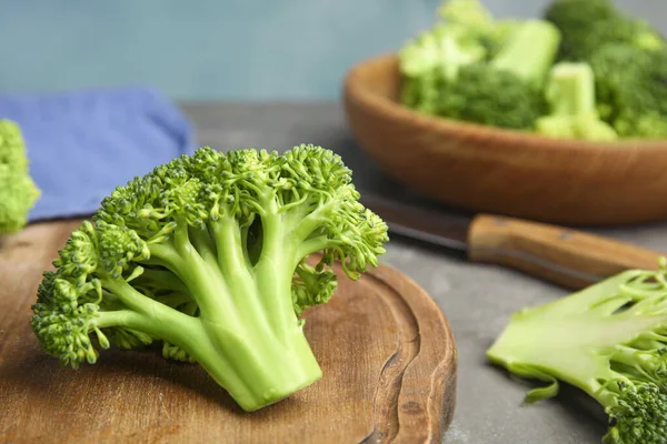 灰色のテーブルの上に新鮮な緑のブロッコリー クローズアップ 有機食品 — ストック写真