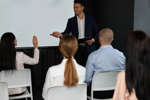 Biznesmeni Seminarium Sali Konferencyjnej Ekranem Projekcyjnym — Zdjęcie stockowe