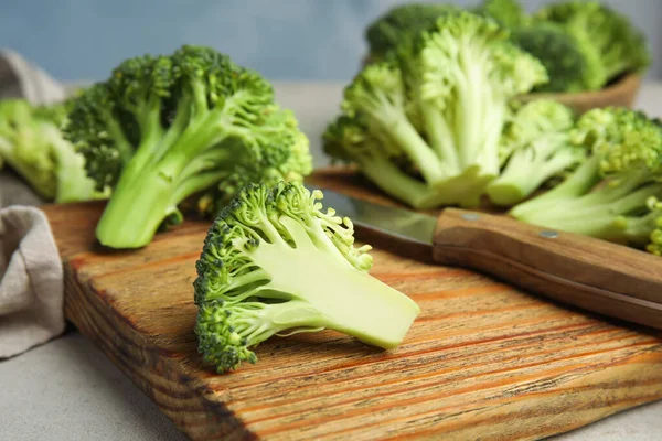 Frisk Grøn Broccoli Lys Bord Økologiske Fødevarer - Stock-foto