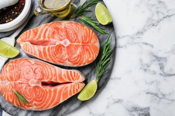 Vista superior de salmão cru fresco e produtos na mesa de mármore branco . — Fotografia de Stock