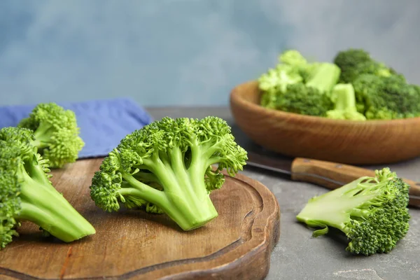 Frischer Grüner Brokkoli Auf Grauem Tisch Bio Lebensmittel — Stockfoto