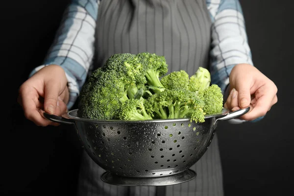 Wanita Memegang Colander Dengan Brokoli Hijau Segar Latar Belakang Hitam — Stok Foto