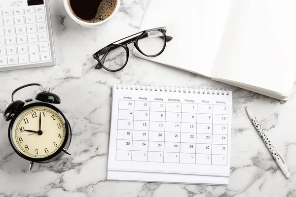 Flache Liegekomposition Mit Kalender Und Tasse Kaffee Auf Weißem Marmortisch — Stockfoto