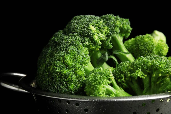 Brokoli Hijau Segar Colander Pada Latar Belakang Hitam Closeup — Stok Foto