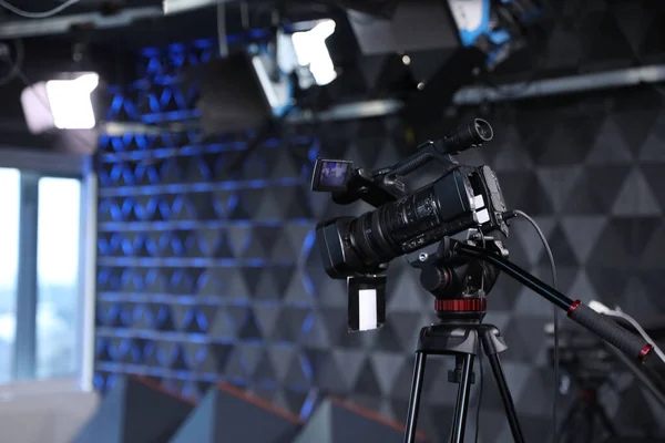 Estúdio Gravação Vídeo Moderno Com Equipamento Profissional Foco Câmera — Fotografia de Stock