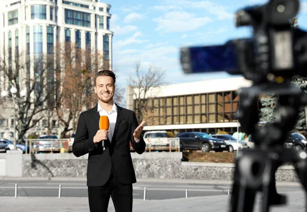 Jeune Journaliste Masculin Avec Microphone Travaillant Dans Rue Ville — Photo