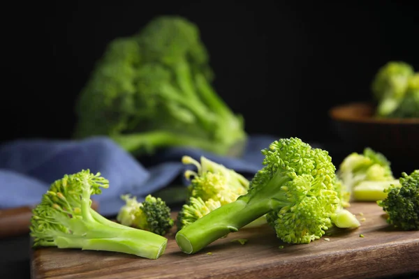 Brokoli Hijau Mentah Pada Papan Potong Kayu — Stok Foto