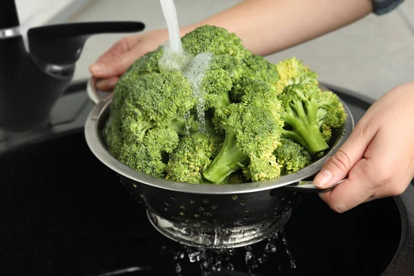 Kvinna Tvätta Färsk Grön Broccoli Diskbänk Närbild — Stockfoto
