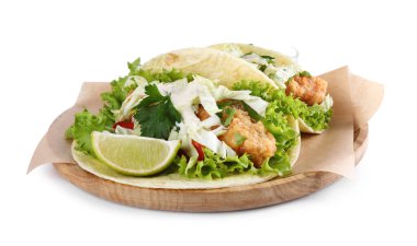 Beyaz üzerine marullu lezzetli balıklı taco.