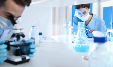 Kimya laboratuvarında araştırma ve analiz yapan genç bilim adamları