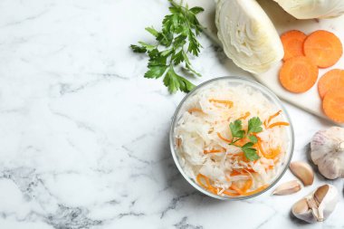 Beyaz mermer masa üzerinde mayalanmış lahana ile düz kompozisyon, metin için boşluk