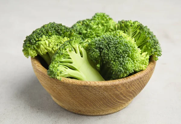 Brokoli Hijau Segar Dalam Mangkuk Kayu Atas Meja Cahaya Closeup — Stok Foto