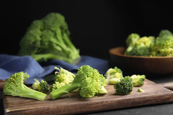 Brokoli Hijau Mentah Pada Papan Potong Kayu — Stok Foto