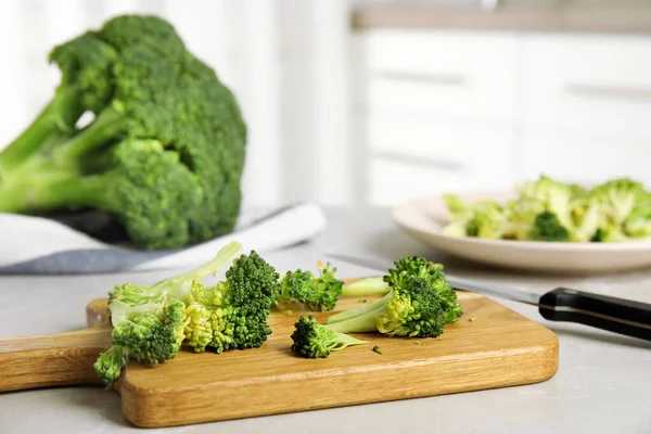 Rauwe Groene Broccoli Lichtgrijze Marmeren Tafel — Stockfoto
