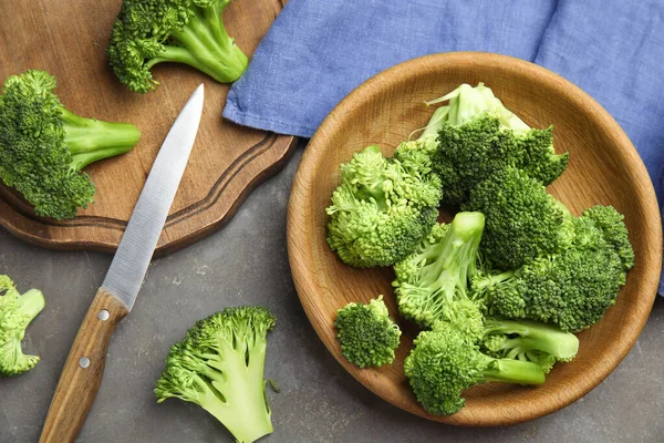 Verse Groene Broccoli Grijze Tafel Plat Gelegd — Stockfoto