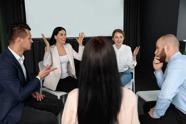 Gente Negocios Seminario Sala Conferencias Con Pantalla Proyección Vídeo —  Fotos de Stock