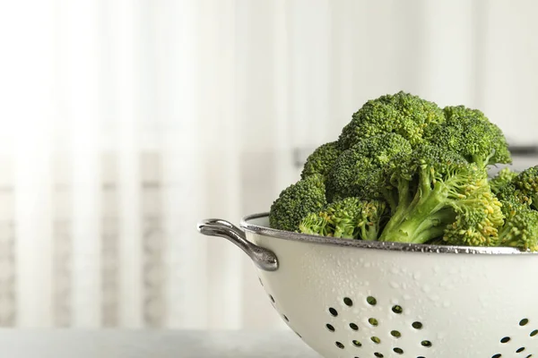 Brokoli Hijau Mentah Dalam Colander Pada Latar Belakang Cahaya Closeup — Stok Foto