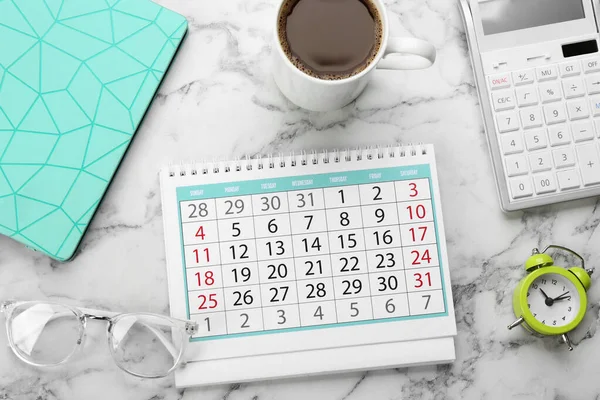 Composição Leigos Planos Com Calendário Xícara Café Mesa Mármore Branco — Fotografia de Stock