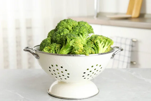 Brokoli Hijau Mentah Dalam Colander Pada Tabel Marmer Abu Abu — Stok Foto