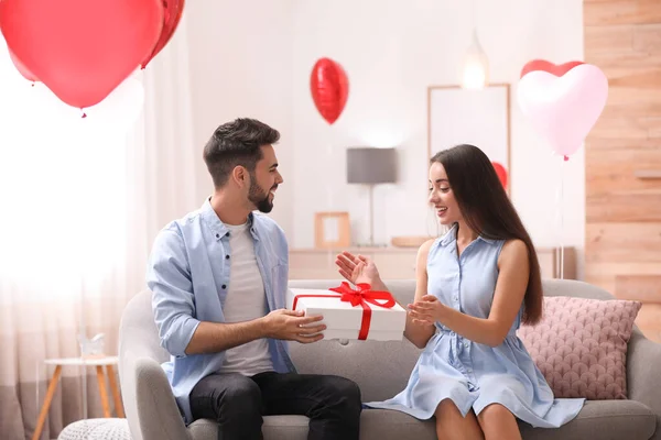 Junger Mann Überreicht Seiner Freundin Ein Geschenk Wohnzimmer Das Mit — Stockfoto