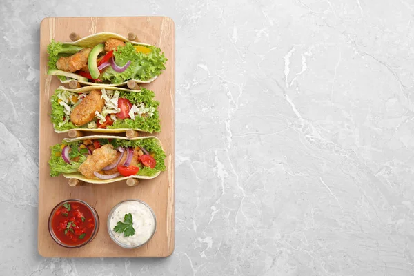 Délicieux Tacos Poisson Servis Sur Une Table Marbre Gris Vue — Photo