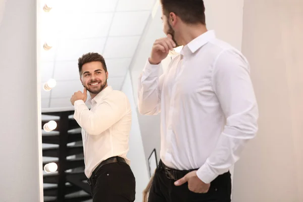 Jovem Olhando Para Mesmo Grande Espelho Casa — Fotografia de Stock