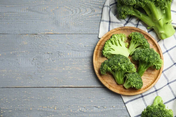 Brokoli Hijau Segar Atas Meja Kayu Berbaring Datar Ruang Untuk — Stok Foto